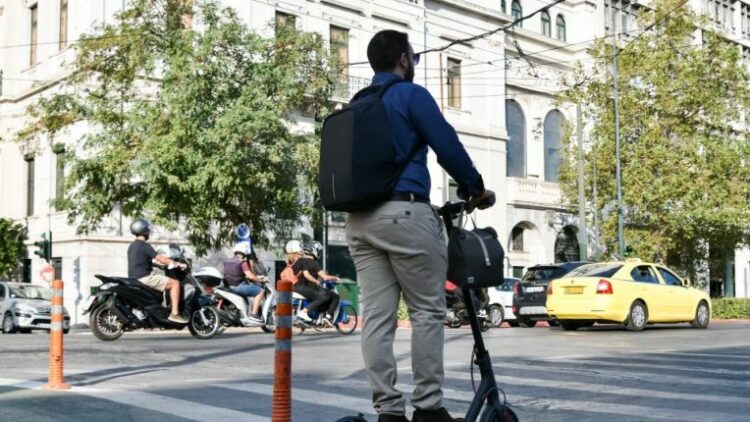 Νέοι κανόνες κυκλοφορίας: Κράνος μέχρι και στα ποδήλατα – Τι αλλάζει για ηλεκτρικά πατίνια