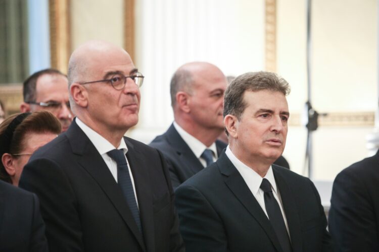 Το άδειασμα Δένδια σε Χρυσοχοΐδη