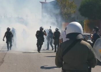 Μαθητικό συλλαλητήριο: Επεισόδια έξω από το υπουργείο Παιδείας