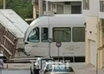 Νταλίκα έπεσε στον προαστιακό