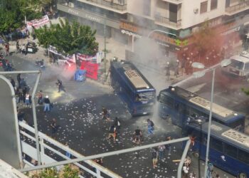 Δίκη Χρύσης Αυγής: Μολότοφ και χημικά έξω από το Εφετείο