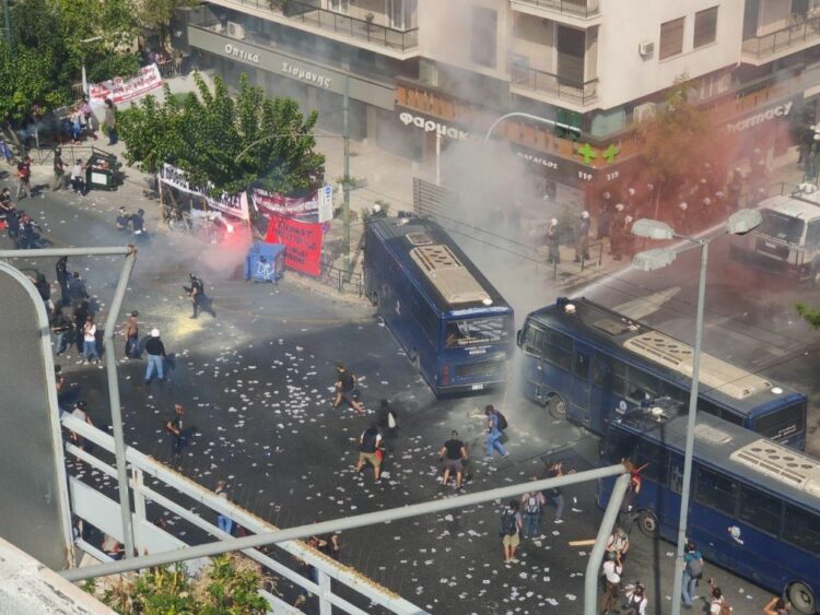 Δίκη Χρύσης Αυγής: Μολότοφ και χημικά έξω από το Εφετείο