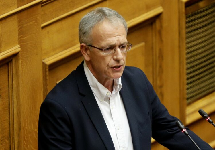 Αστραπές Πάνου Ρήγα κατά Κυριάκου Μητσοτάκη: «Είναι πολιτικός απατεώνας»