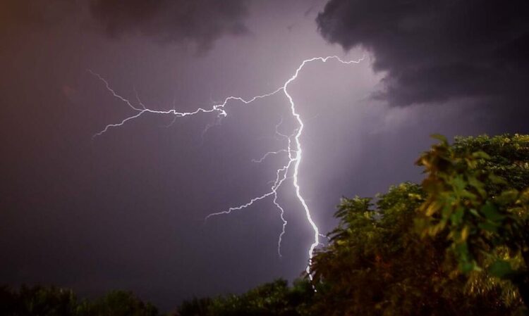 Καιρός: Βροχές και καταιγίδες από το βράδυ