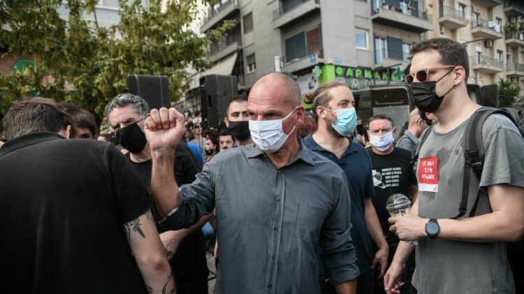 Καταγγελία Βαρουφάκη για επεισόδιο με αστυνομικό των ΜΑΤ στο Εφετείο