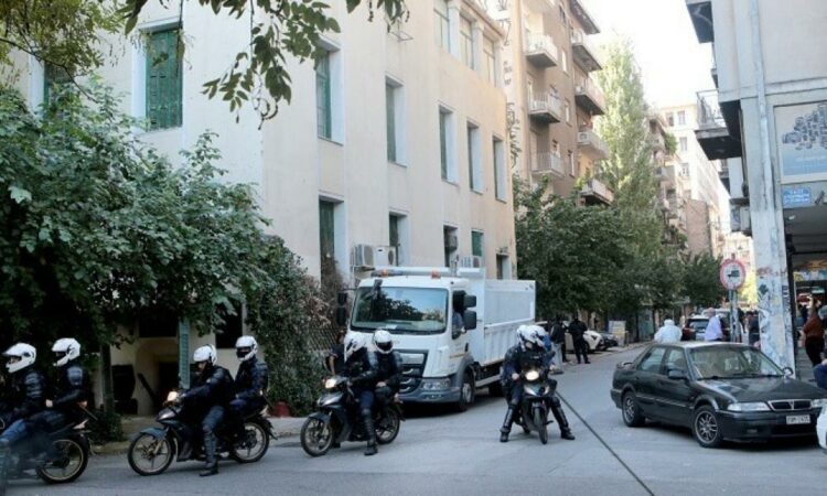 Kατάληψης στα Εξάρχεια: Τι βρήκαν οι αστυνομικοί στο κτίριο