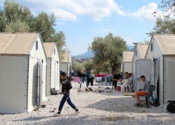 Συζήτηση του Ν. Μηταράκη με τοπικά στελέχη της ΝΔ για το νέο ΚΥΤ στη Λέσβο