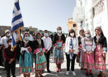 Στην Κάρπαθο η Κ. Σακελλαροπούλου: Η αυταπάρνηση και ο πατριωτισμός των νησιωτών πηγή έμπνευσης για όλους