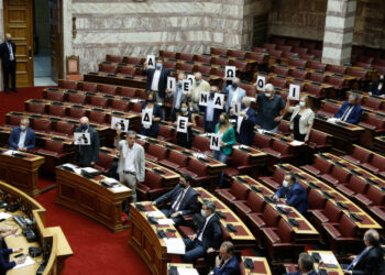 Βουλή: Ομόθυμη καταδίκη του φασισμού ενόψει της απόφασης για τη Χρυσή Αυγή – Σήκωσαν πλακάτ οι βουλευτές του ΣΥΡΙΖΑ