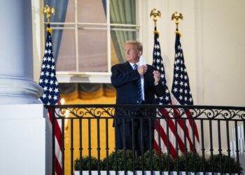 Σόου Τραμπ στην επιστροφή του στον Λευκό Οίκο – Παγκόσμιο σοκ με τη συμβολική κίνησή του να βγάλει τη μάσκα