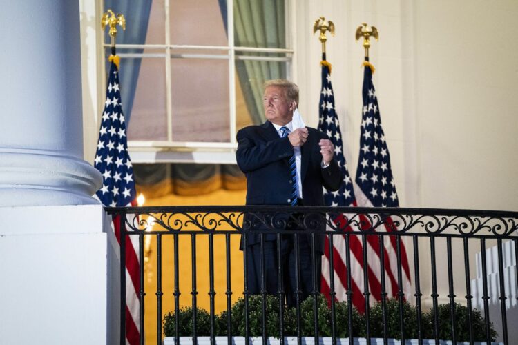 Σόου Τραμπ στην επιστροφή του στον Λευκό Οίκο – Παγκόσμιο σοκ με τη συμβολική κίνησή του να βγάλει τη μάσκα