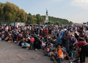 Φέρνουν κάθε βράδυ στον Πειραιά 10άδες παράνομους μετανάστες από τα νησιά