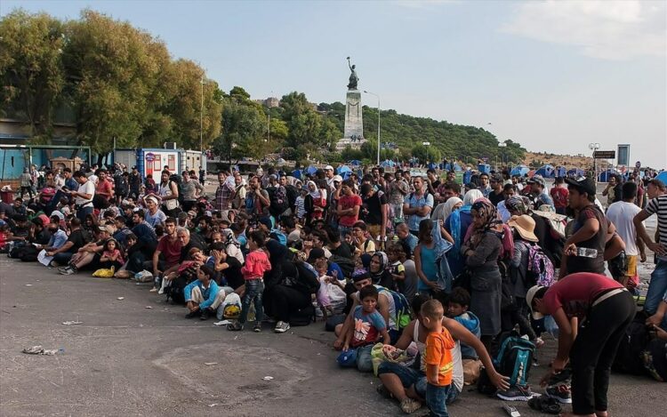 Φέρνουν κάθε βράδυ στον Πειραιά 10άδες παράνομους μετανάστες από τα νησιά