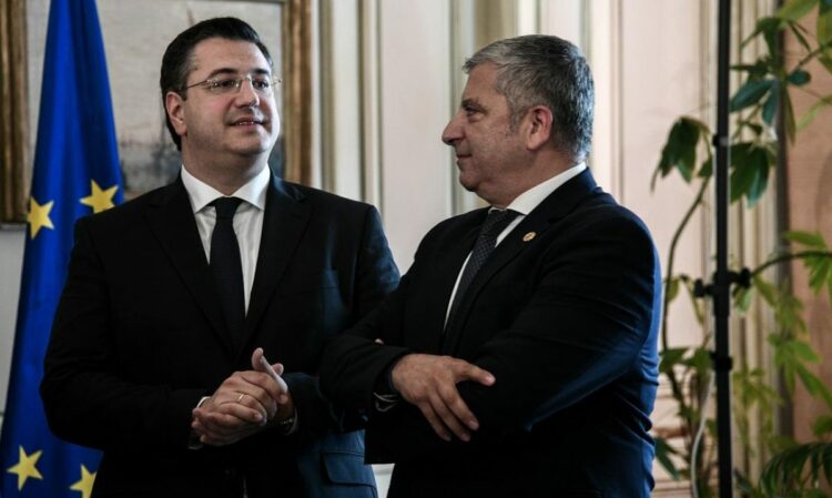 Ψάχνουν εξιλαστήρια θύματα από την κυβέρνηση για τα θύματα της πανδημίας