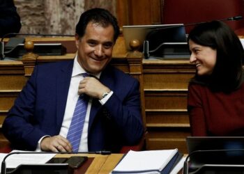 Στηρίζει Κεραμέως ο Άδωνις, με… Βολταίρο και lockdown παντού εκτός απ’ τη βουλή