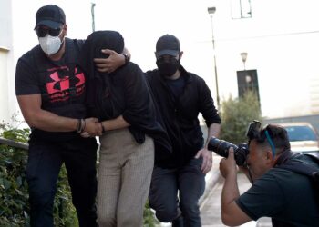 Ομολόγησε η Έφη την επίθεση με βιτριόλι και ζήτησε συγνώμη από την Ιωάννα