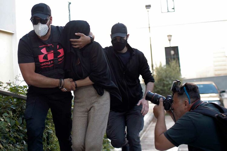 Ομολόγησε η Έφη την επίθεση με βιτριόλι και ζήτησε συγνώμη από την Ιωάννα