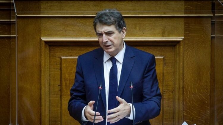 Ο Μ. Χρυσοχοΐδης επικαλείται διαρκώς ως άλλοθι τον νόμο Παρασκευόπουλου, αλλά δεν τον αλλάζει…