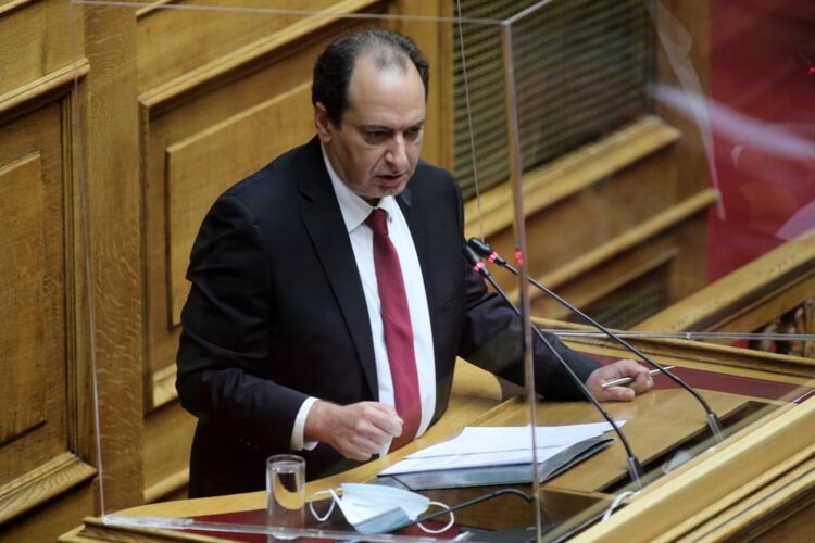 Καταπέλτης ο Σπίρτζης κατά του Οικονόμου και της κυβέρνησης: “Κάνετε επικοινωνιακά παιχνίδια με τη Marfin και κυνηγάτε τον Κυπραίο”