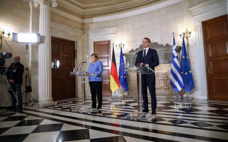 “Αδιαφόρησαν για τις γερμανικές αποζημιώσεις κατά την επίσκεψη της Μέρκελ στην Ελλάδα”