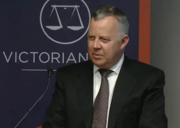 Άντονι Κέλι: Αυτός είναι ο δικαστής που απελευθέρωσε τον Τζόκοβιτς