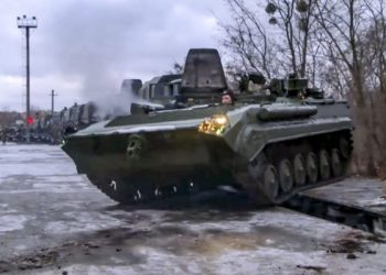 Ο ρωσικός στόλος μεταφέρει τανκς και στρατό στη Μαύρη Θάλασσα και στην Ουκρανία ηχούν τα τύμπανα του πολέμου