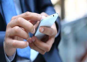 Της έταζε γάμο αλλά όταν χώρισαν έστελνε γυμνές φωτογραφίες 16χρονης στον πατέρα της