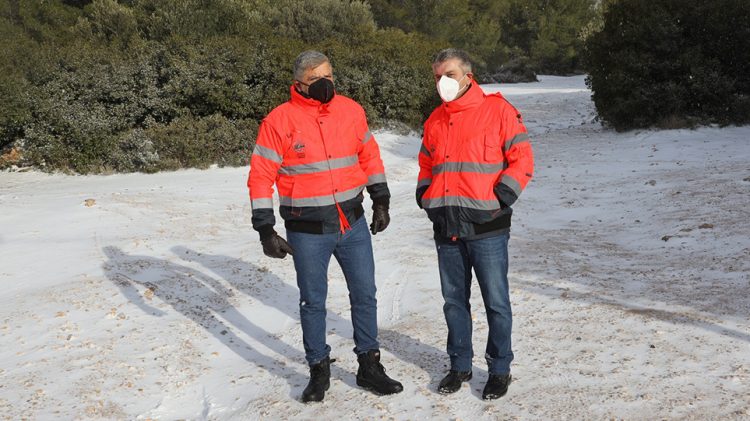 Συνεχίζεται με εντατικούς ρυθμούς η συνδρομή των συνεργείων της Περιφέρειας σε Δήμους της Αττικής για τη διάνοιξη δρόμων και τον απεγκλωβισμό οχημάτων
