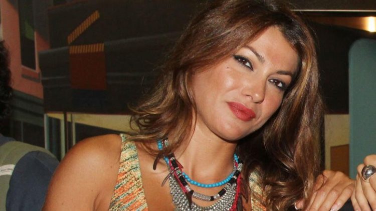 Απασφάλισε η Κλέλια Ρένεση κατά της κυβέρνησης