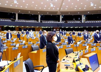 Ενός λεπτού σιγή στη μνήμη του Σασόλι έξω από το Ευρωπαϊκό Κοινοβούλιο