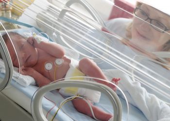 Συνελήφθησαν μάνα και γιαγιά για το νεκρό βρέφος από εγκαύματα