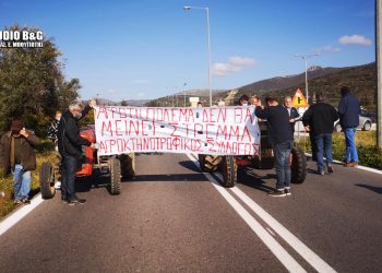 Αργολίδα: Αγανακτισμένοι αγρότες στο μπλόκο που στήθηκε στην εθνική οδό Μυκηνών – Ναυπλίου