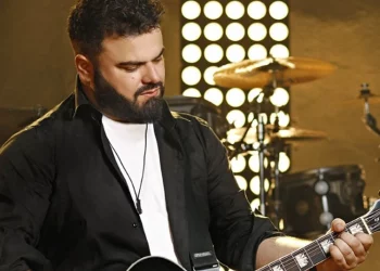 Σοκάρει η Αμαλία Τουράνη με τις καταγγελίες ότι ο πρώην σύζυγος της, Ηλίας Καμπακάκης, την έδειρε όταν ήταν έγκυος στην κόρη τους