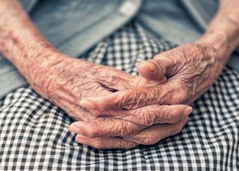 «Να πάρει η τράπεζα τα κλειδιά από το μνήμα», λέει  ο γιος της γιαγιάς που έχασε το σπίτι της σε πλειστηριασμό και πέθανε