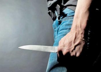 Ρόδος: Της έδωσε λουλούδια και μετά της έβαλε το μαχαίρι στον λαιμό για να τη βιάσει