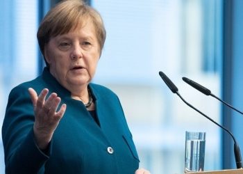 “Η Μέρκελ είναι ο κατάλληλος άνθρωπος για να λύσει το πρόβλημα Ουκρανίας και Ρωσίας” είπε ο Ρώσος αξιωματούχος, Αντρεί Κορτούνοφ