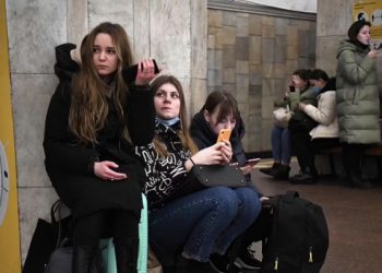 Μπήκαν στο Κίεβο οι Ρώσοι και με ελικόπτερα «χτυπούν» τα αεροδρόμια