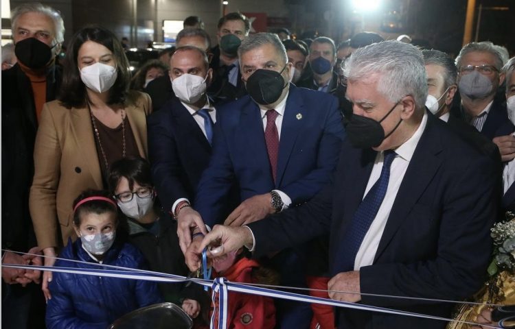 Παραδόθηκε στους πολίτες η πεζογέφυρα της Μεσογείων που χρηματοδοτήθηκε από την Περιφέρεια Αττικής