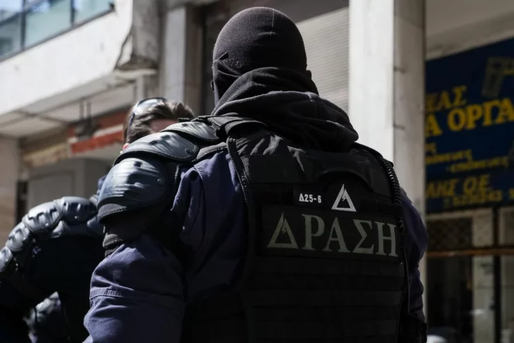 Τραγωδία στη Φθιώτιδα: Βρήκε νεκρό τον γιο της στο πάτωμα!