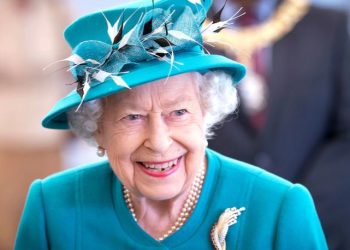 Εξώφυλλο της Vogue για πρώτη φορά η βασίλισσα Ελισάβετ