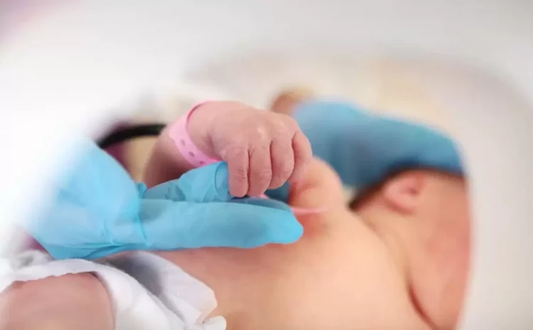 Κακοποίησαν το τριών μηνών μωρό τους μέχρι θανάτου σύμφωνα με τους ιατροδικαστές