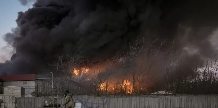 23η πολέμου: Ήχησαν ξανά οι σειρήνες στο Κίεβο – Εκρήξεις στη Λβιβ με στόχο το αεροδρόμιο
