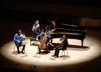 Κυριάκος Μητσοτάκης στη συναυλία Καβάκου: «Εύχομαι το βιολί του Λεωνίδα να ακουστεί πιο δυνατά από τις βόμβες της Ρωσίας»