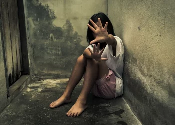 Ο ιατροδικαστής επιβεβαιώνει ότι ο πατέρας βίαζε το 12χρονο κοριτσάκι του στη Φλώρινα