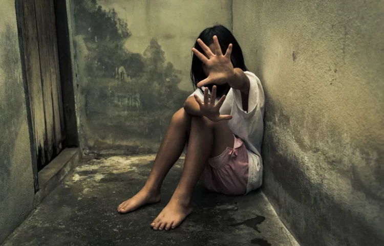 Ο ιατροδικαστής επιβεβαιώνει ότι ο πατέρας βίαζε το 12χρονο κοριτσάκι του στη Φλώρινα