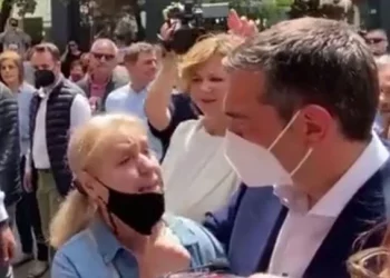 «Δεν αντέχουμε άλλο, θα πεθάνουμε» είπε στον Τσίπρα μια ηλικιωμένη με δάκρυα στα μάτια