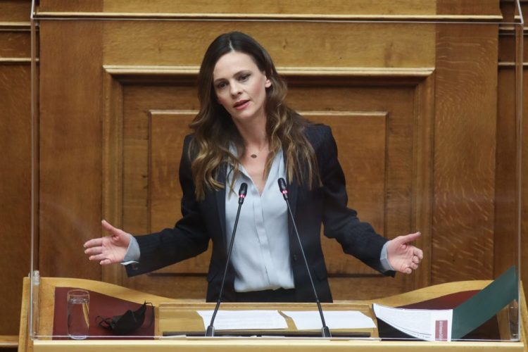 Αχτσιόγλου: «Να επιβληθεί πλαφόν στη τιμή του ρεύματος και στα κέρδη των εταιρειών ενέργειας»