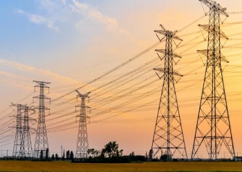 Στη Βουλή η ρύθμιση για το πλαφόν στις τιμές χονδρικής του ρεύματος