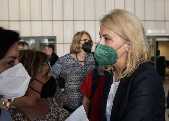 Απόφαση για τις πλημμύρες στη Μάνδρα: Αθώα η Ρένα Δούρου, ένοχη η τότε δήμαρχος