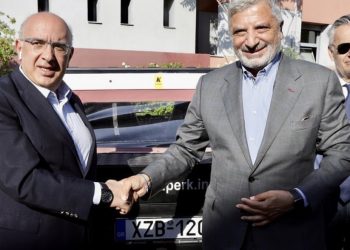 Πινακίδες σε νέα ελληνικά αυτοκίνητα έβαλαν Γ. Πατούλης, Μ. Παπαδόπουλος